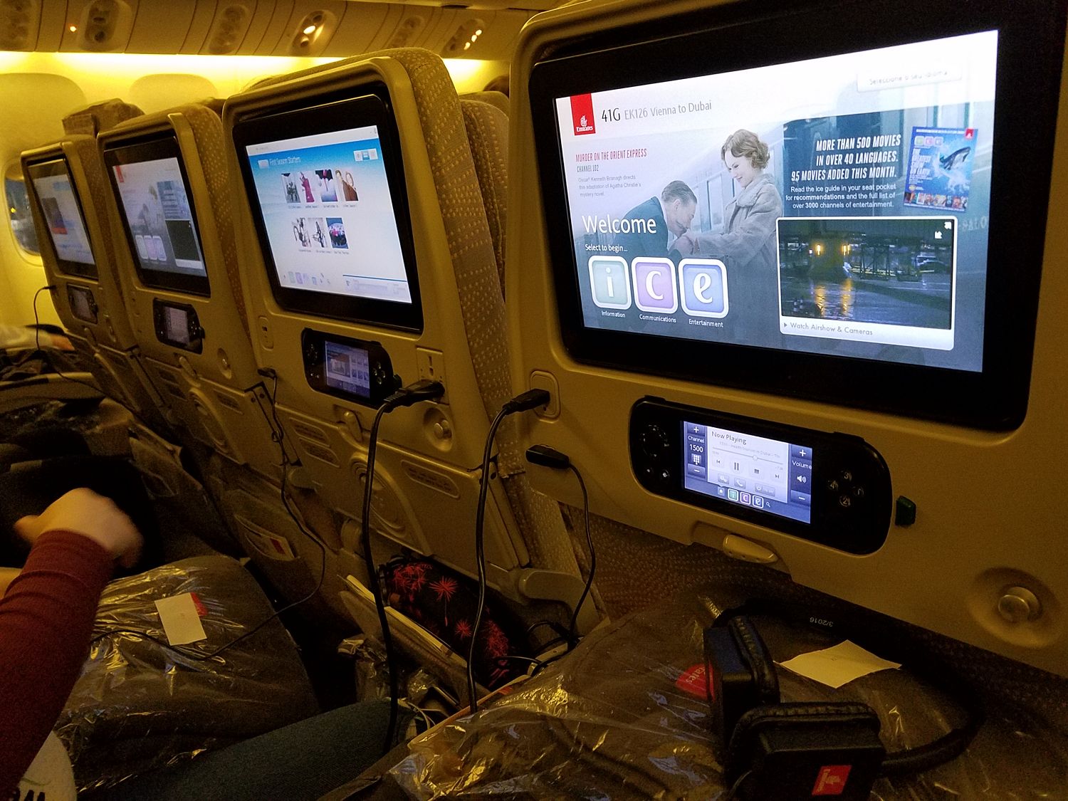 Áram, USB töltő, onboard wifi, többszáz zene, film játék és a repülési adatokat és külső kamerákat is láthatok. Pazar! :)