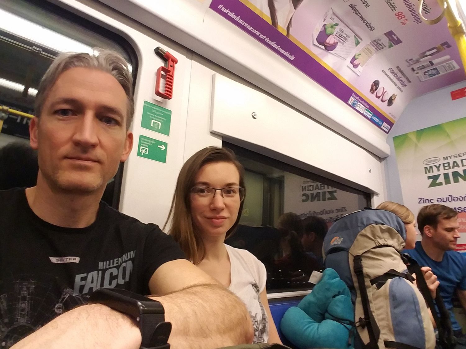 A metró már a belváros felé visz minket. Sokat kellett sorban állni, mert az összes jegyautomata elromlott.