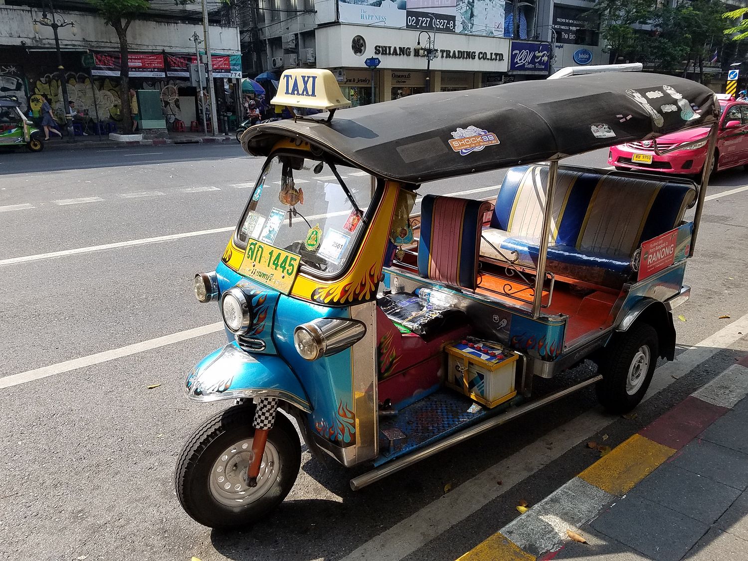 Tuk-tuk mindenhol. Eszeveszett módon mennek, talán holnap mi is kipróbáljuk :)