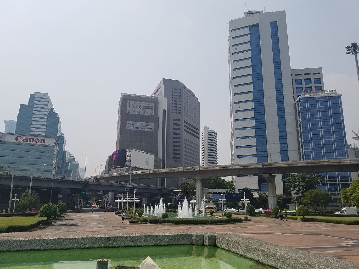 Bangkok látkép, a szobortól visszanézve...
