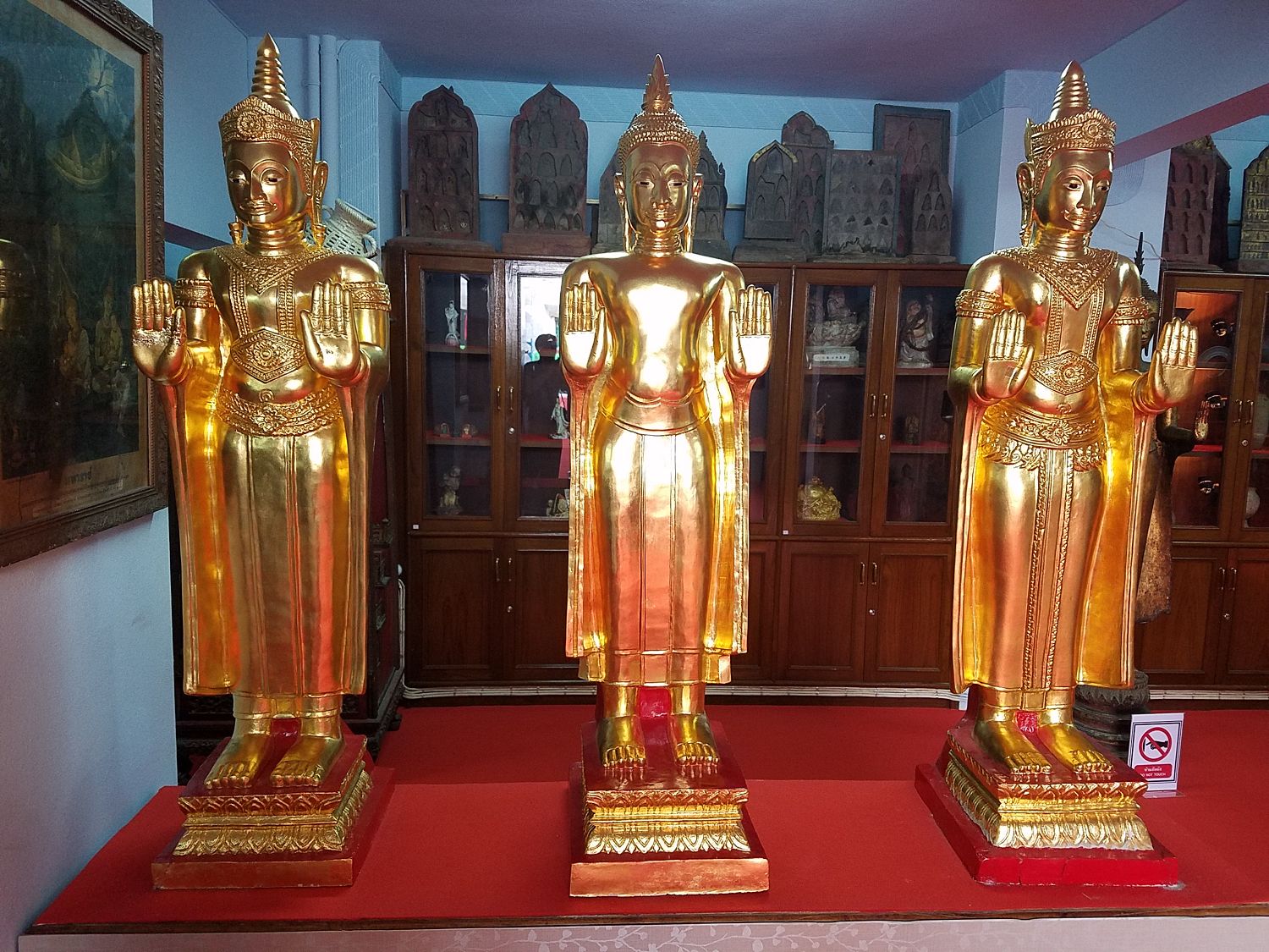 A szentély alatt kis buddhista tárlat, rengeteg szoborral