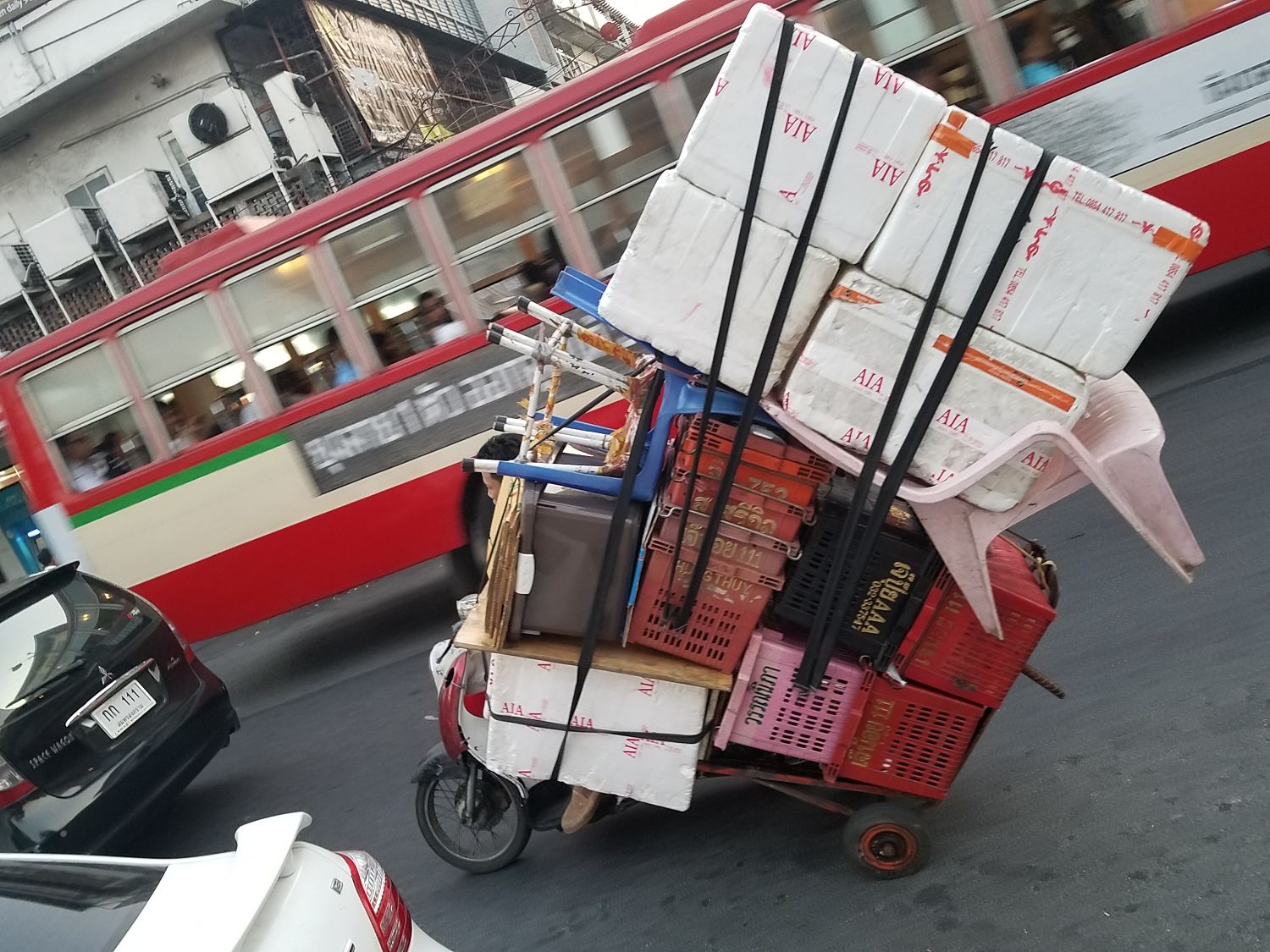 Sok minden elfér egy robogón ha muszáj