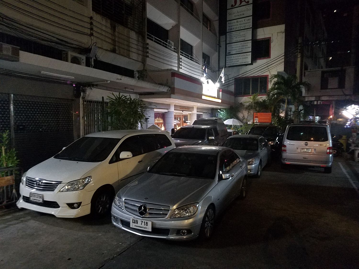 így kell sok autót kis helyen parkoltatni. Külön tábla hívja fel a figyelmet, hogy ha lehet ne tegyük sebességbe az autót.