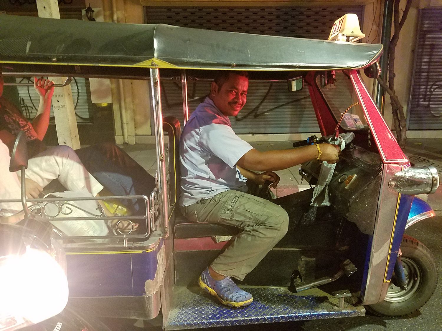 Tuk-tuk menet közben