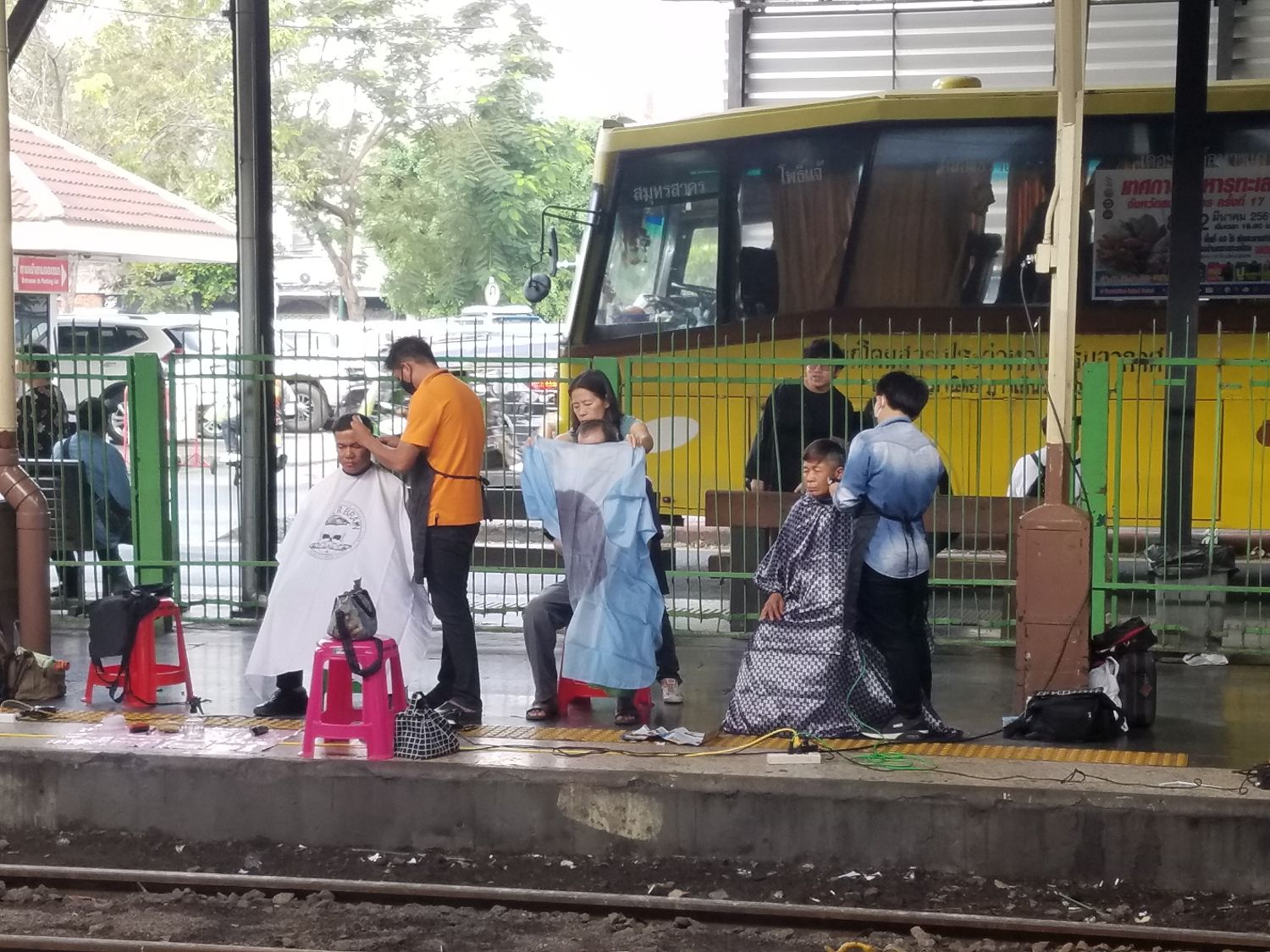 Itt hasznosan töltik egyesek a vonatra várakozási időt is