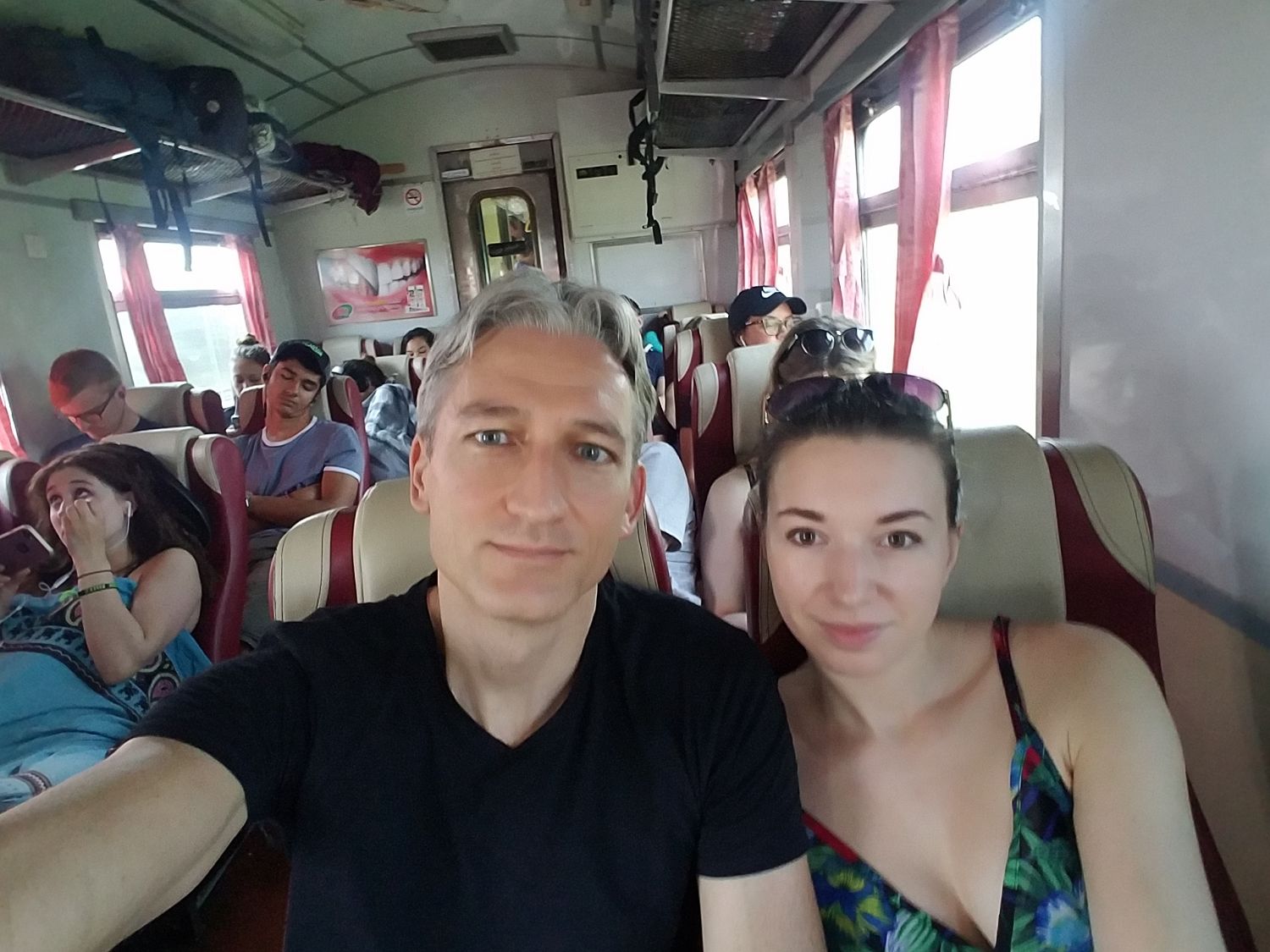 Közben kiderült, hogy az első osztályra szól a jegyünk, ezért kénytelenek voltunk átülni a légkondis, bőrfoteles kocsiba. Sajnáltam, mert a másikban sokkal jobb fej emberek ültek körülöttünk.