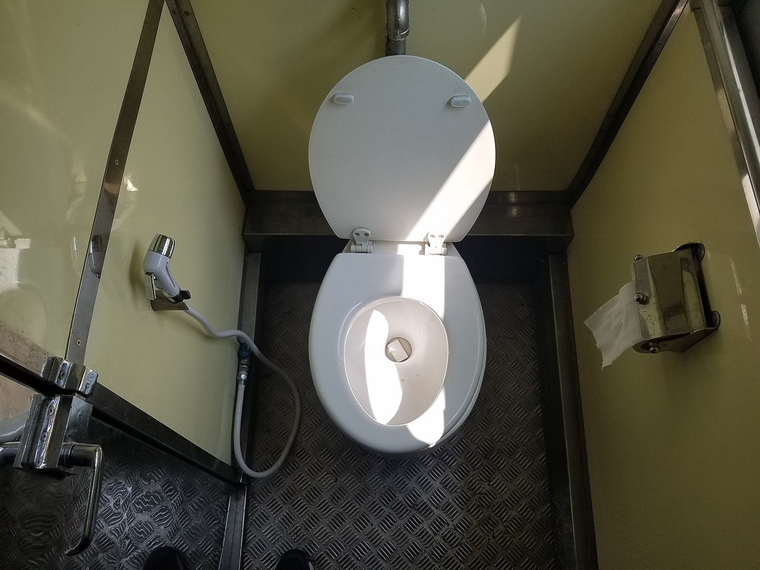 Ilyen szép és kulturált a WC a thaiföldi MÁV másodosztályon! Érdekes módon az első osztályon csak egy szimpla lyuk volt, de oda a szagok miatt nem tudtam bemenni...