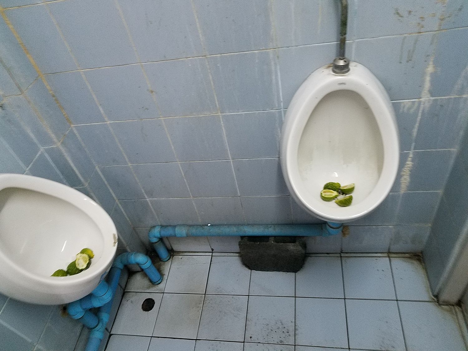 A WC fétisem újabb gyöngyszeme. Lime van a kagylóban illatosítónak..