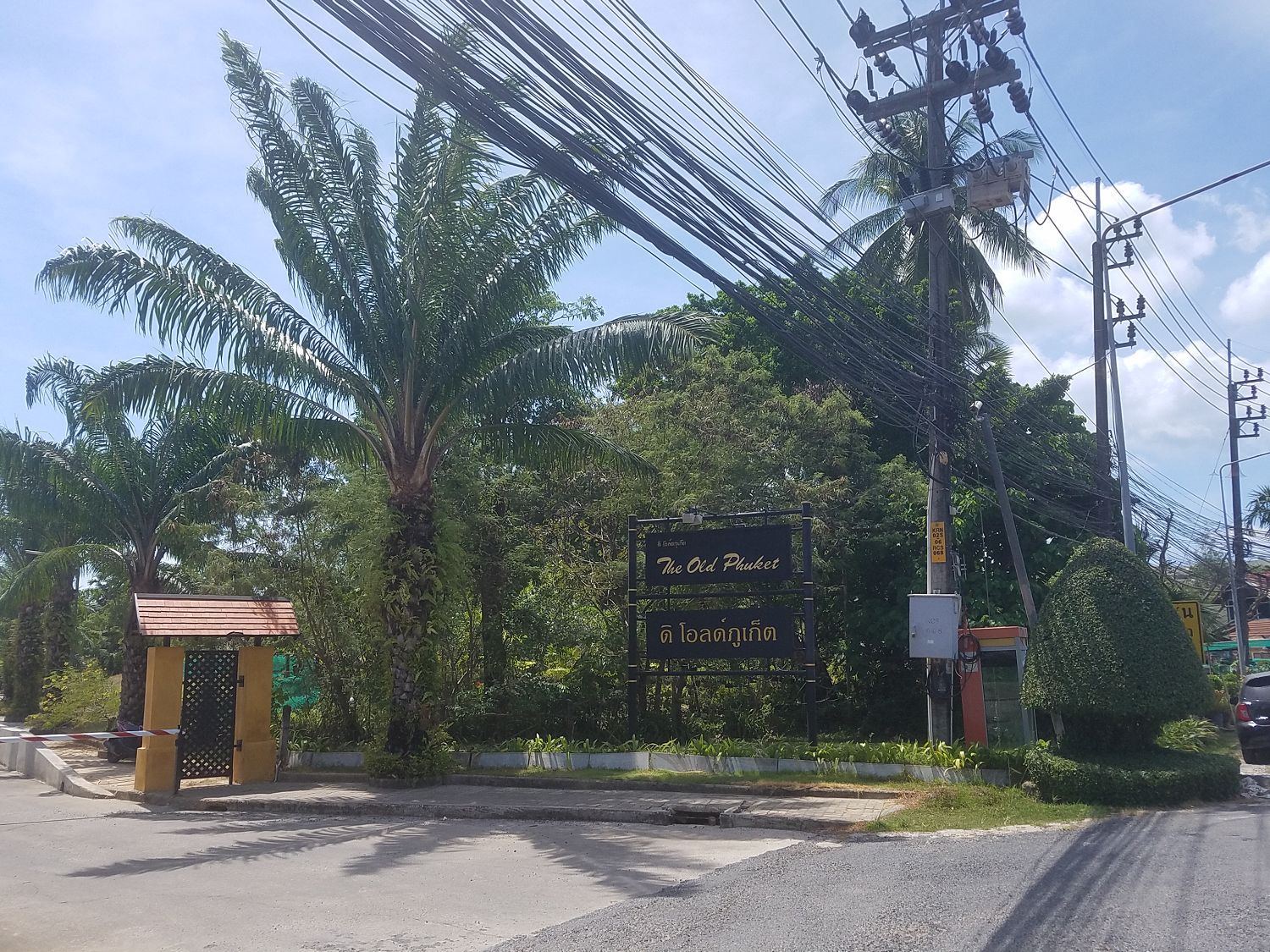 Phuket Old Town. Itt is figyelemre méltó az elektromos hálózat :)
