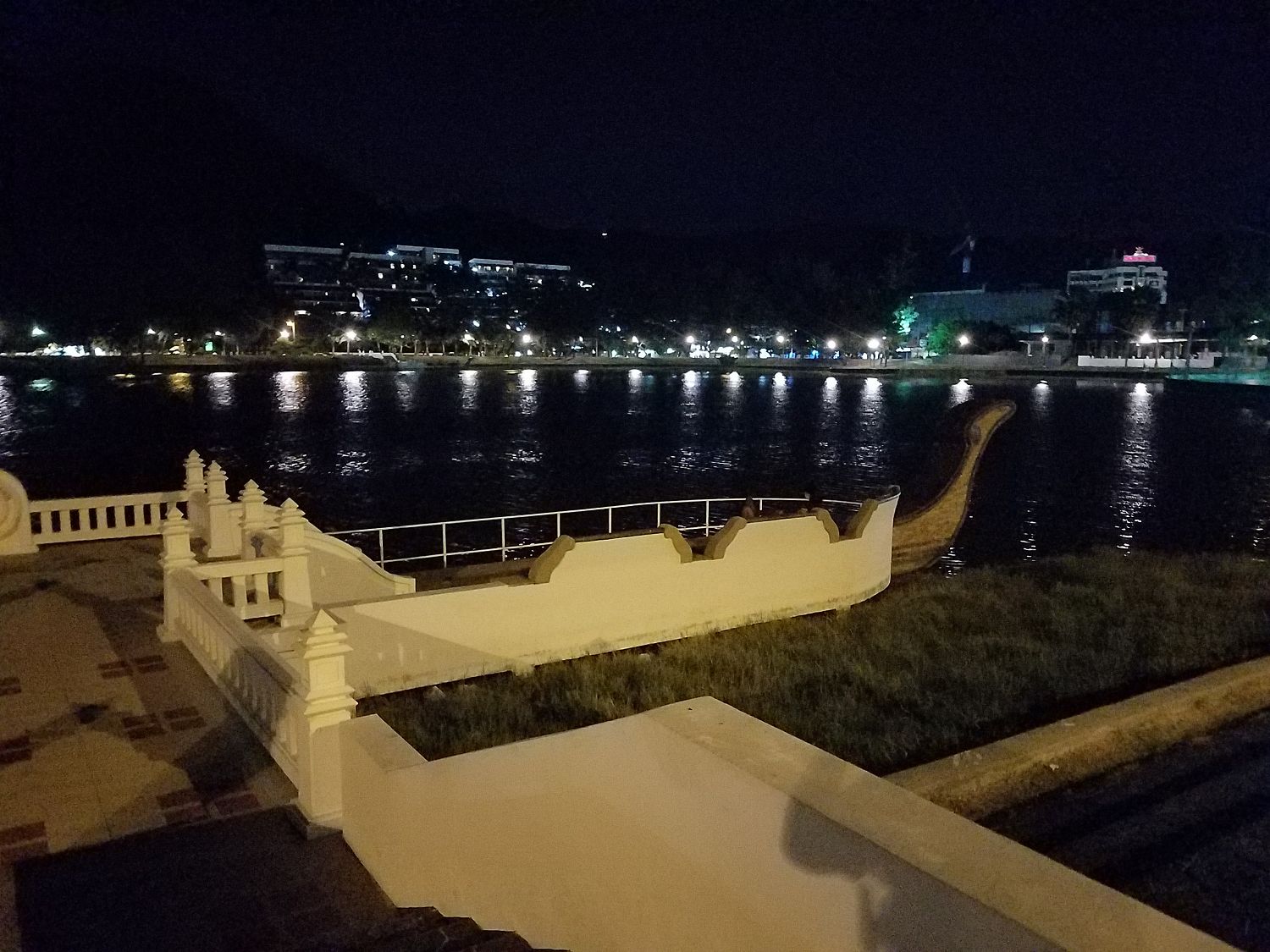 Esti látkép, Karon beach alatti kis belső tó