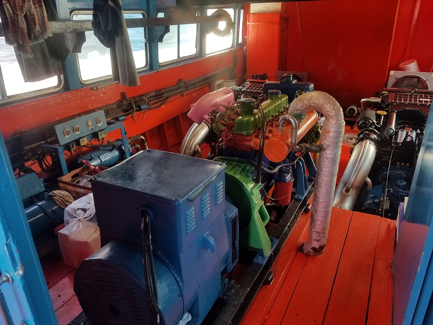 Komoly dízel motor tolta előre a hajót