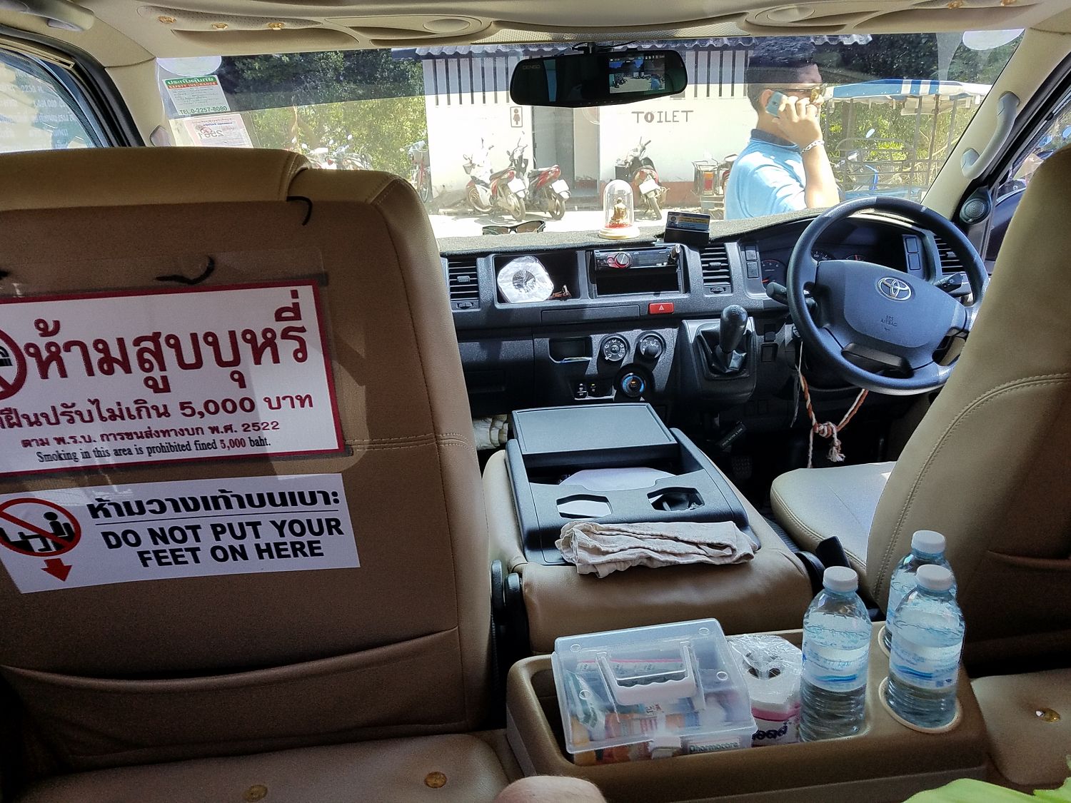 A sofőrünk egy vadi új kisbusszal jött értünk. Még szerencse, hogy egy thai asszony segített nekünk a kapcsolat felvételben